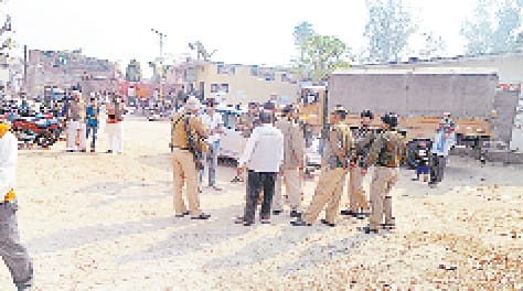 moongfali lifafe mein nahin dalne par sangharsh