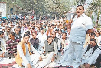 tehsil mein gram pradhanon ka dharna