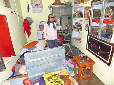 Retired teacher's home, stealing jewelery worth 15 lakh