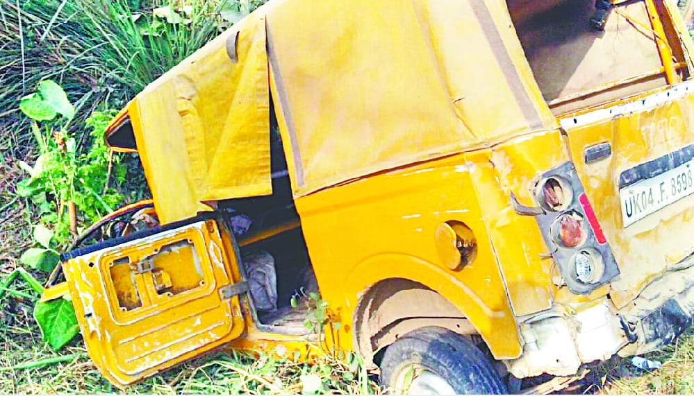The school van collided with a tractor-trolley upturned, child injured