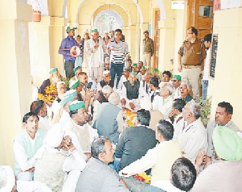 Farmers demonstrate on the DM office