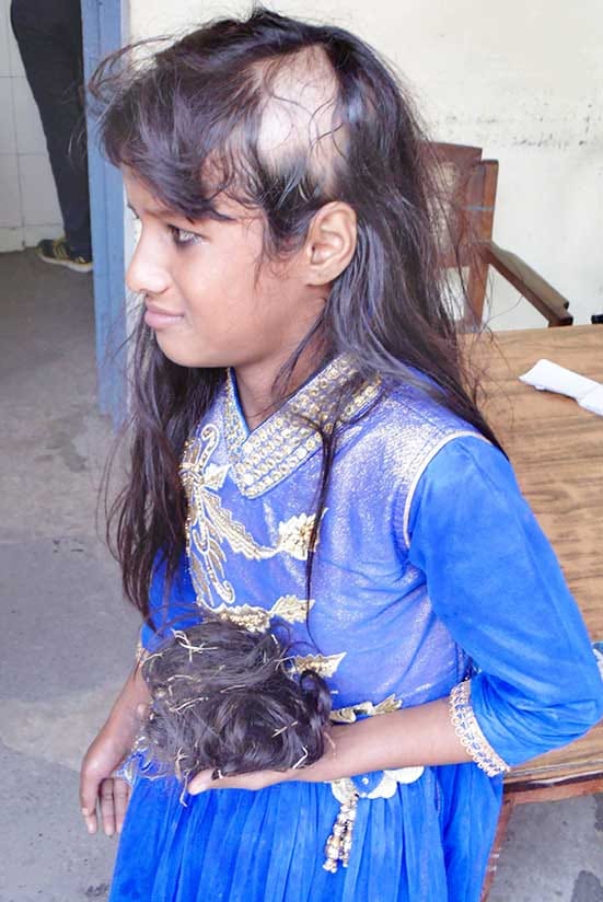paise n dene pr jhoole wale ne noch diye bachchi k bal, 