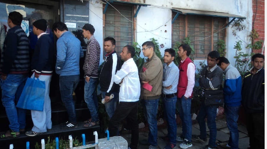 On Monday, the crowd began to ATMs and banks