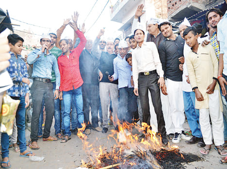 AAP PM's effigy burnt in protest against the closure