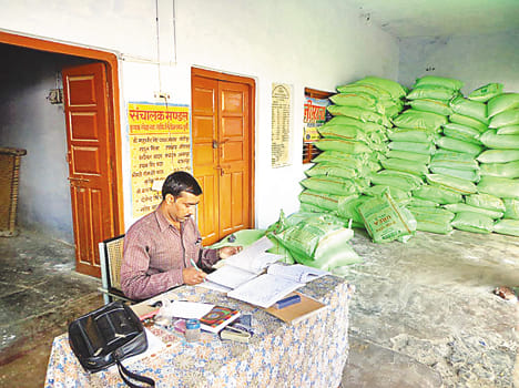  samiti mein bade not na lene par hangama 
