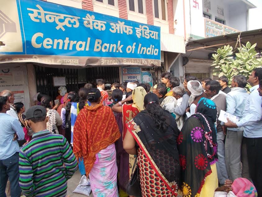 peoples facing money problems due to currency ban