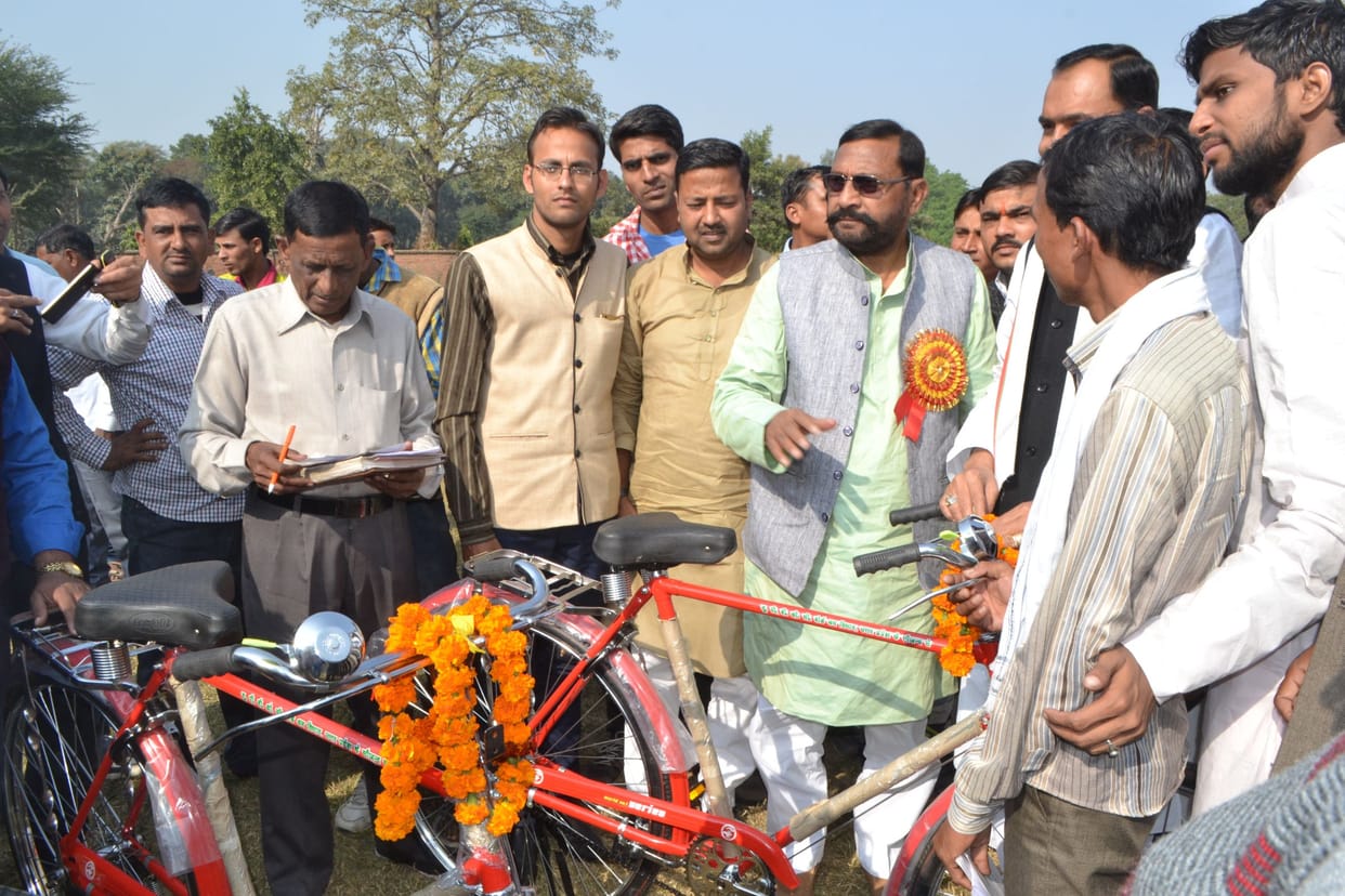 Minister distributed bicycles hundred registered workers