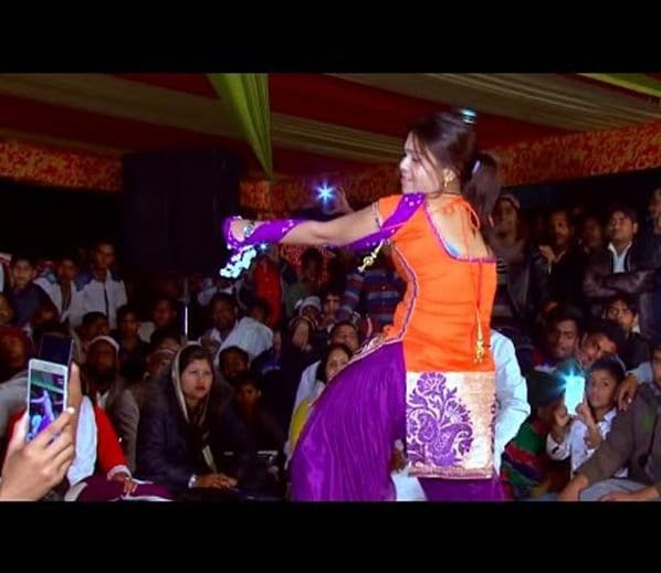 delhi girl dance like haryanvi singer sapna chaudhary, video viral on youtube