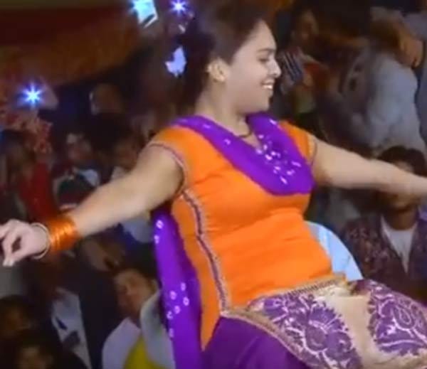 delhi girl dance like haryanvi singer sapna chaudhary, video viral on youtube