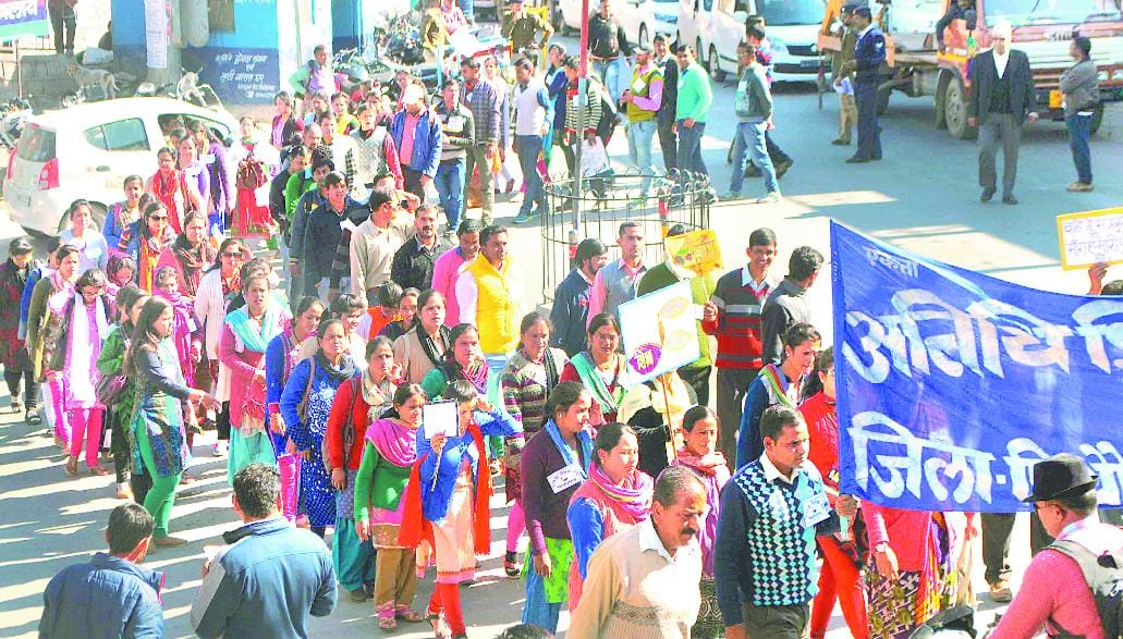 Mahaakros rally lashed out at the government guest teacher
