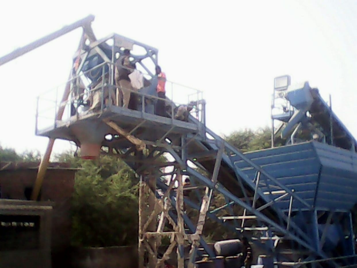 labour crushed in mixer plant