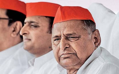 Mulayam Singh bonding with Akhilesh yadav 