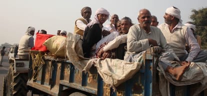 demonetisation: dead body in bank queue for money