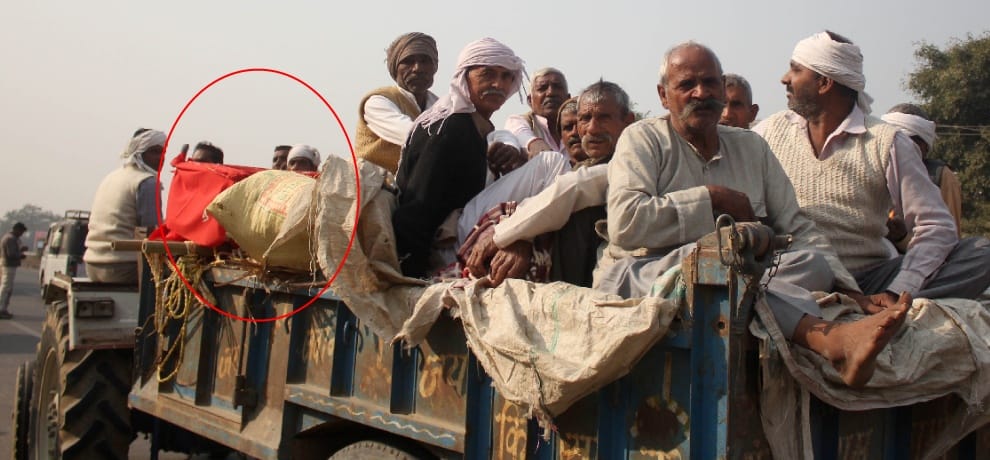 demonetisation: dead body in bank queue for money