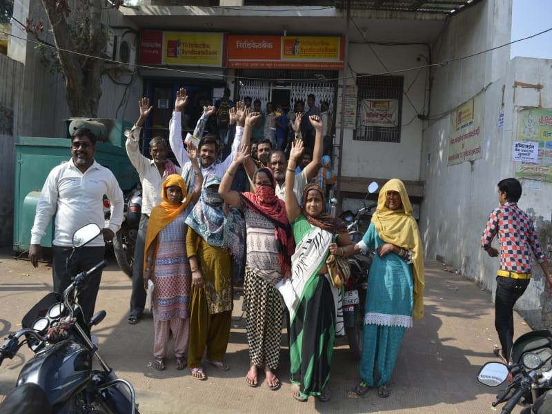 protest over not available of money