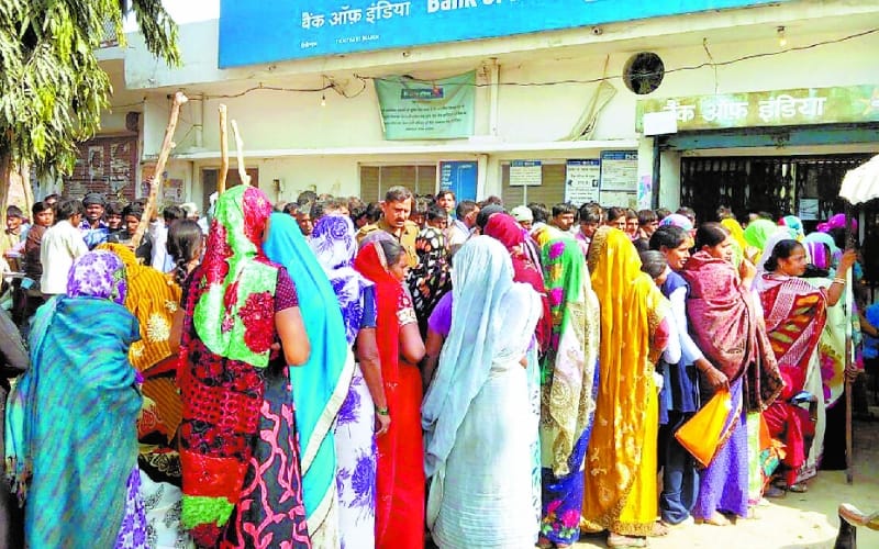 police beats woman and his son in bank queue