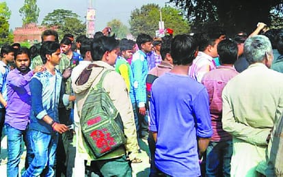 police beats woman and his son in bank queue