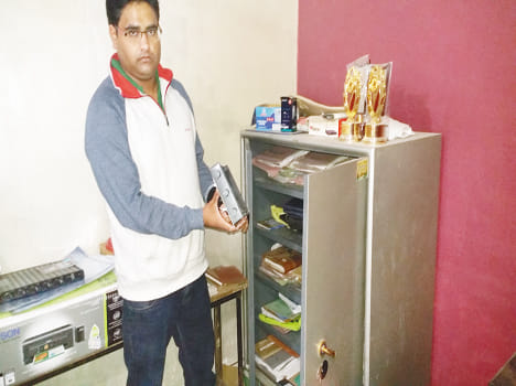 College broke the lock of 2.25 lakh stolen