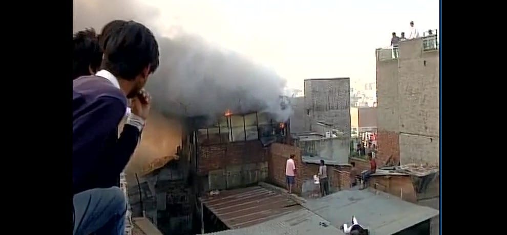 Fire broke out in Sadar Bazaar market (Delhi), 9 fire tenders at the spot. 