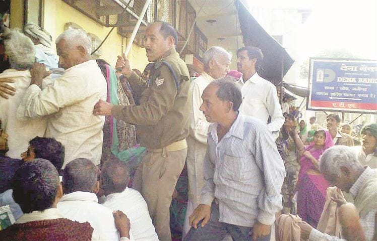 Fired on the crowd outside the bank staff, two injured