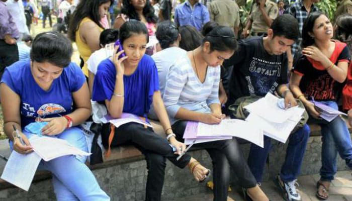 panic button in smartphones for girls and women safety, menaka gandhi announced project in delhi