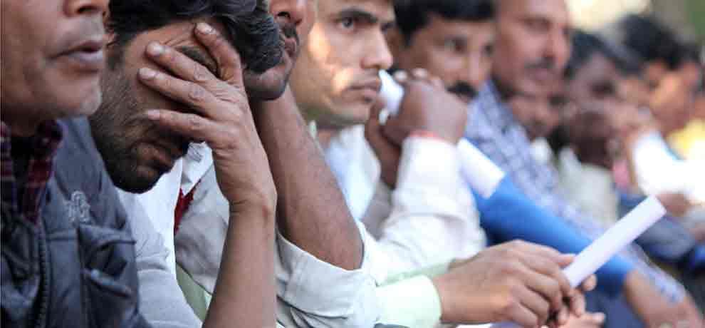 students and migrant labours are going back to home after demonetization in noida