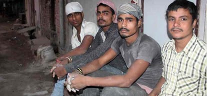 students and migrant labours are going back to home after demonetization in noida