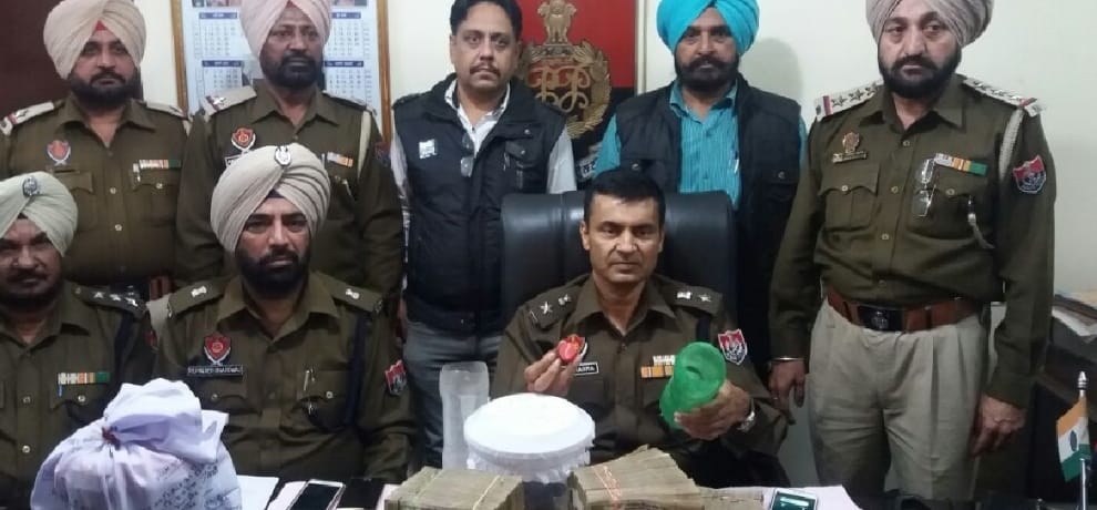 who helped pak smuggler, arrest with five kg heroin and cede its old notes