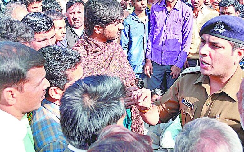 Disturbing public cash shortage, Hungama