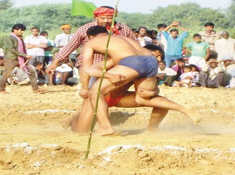 Wrestlers in wrestling tactics shown