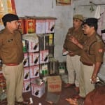 नकली तेल के गोदाम पर पुलिस ने छापा मारा।