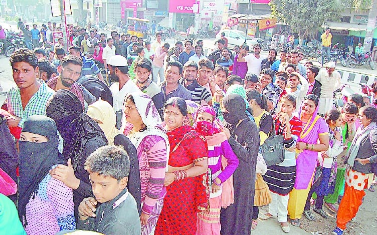 Many women became unconscious in line at the ATM