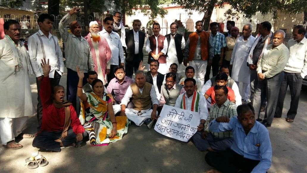 congressmen demonstrated against ban of big currenceies 