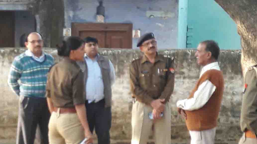 Robbed travelers returning home from Mumbai