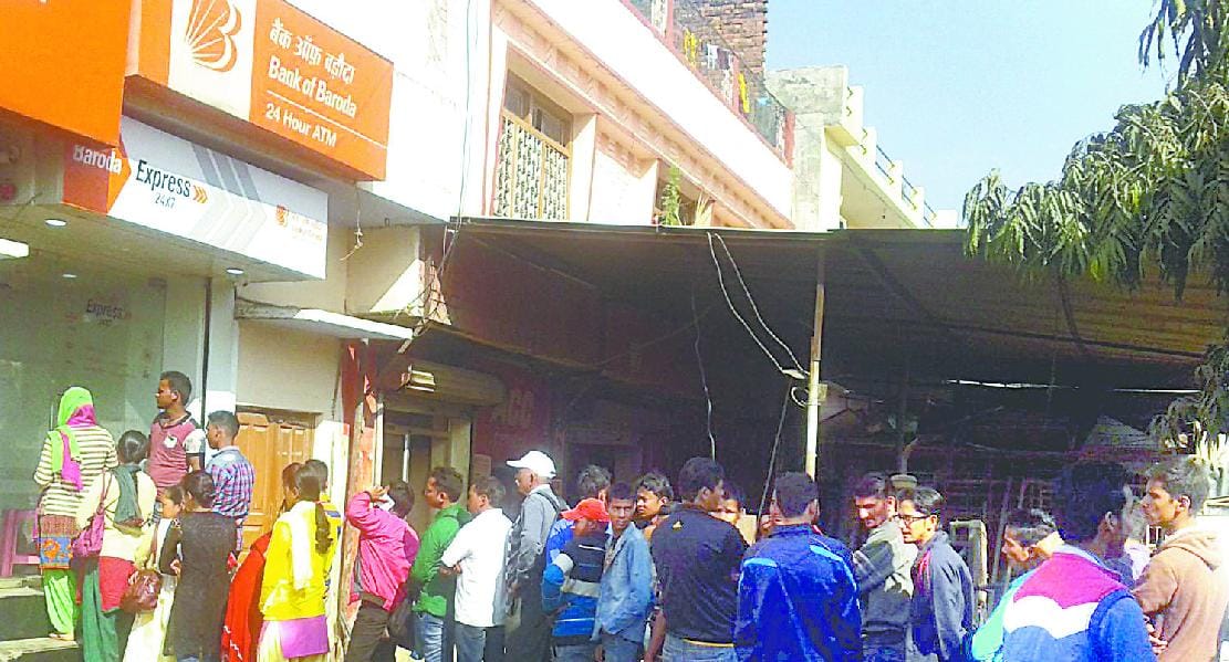 The crowd in banks, ATMs engaged in long queues