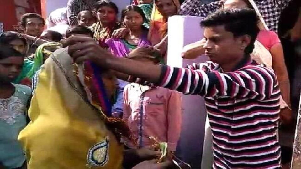  lovers have not money for marriage his girlfriend on road