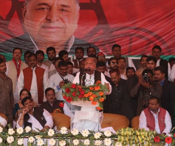 mulayam singh yadav criticizes chief minister akhilesh yadav.