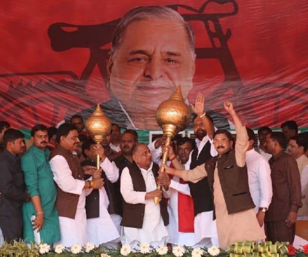 mulayam singh yadav targets PM narendra Modi.