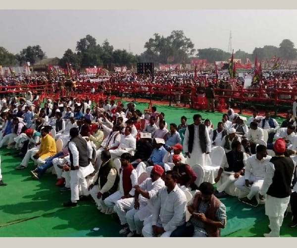 mulayam singh yadav targets PM narendra Modi.