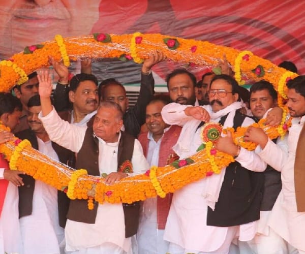 mulayam singh yadav targets PM narendra Modi.