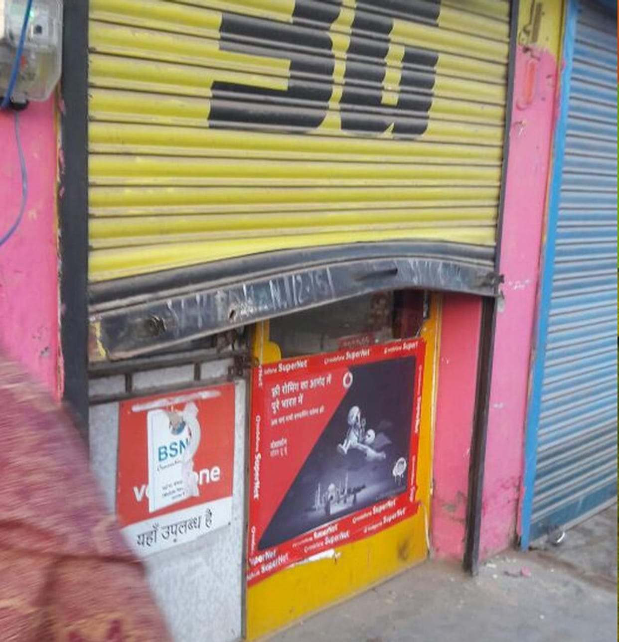 thief lifted shutter of two shops in landhaura