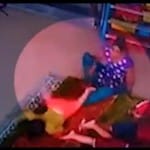 बच्ची को बेरहमी से पीटती आया