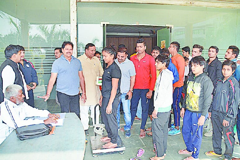840 wrestlers for 96 medals