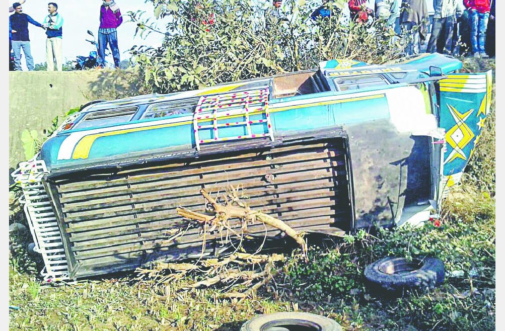 Mini bus falls into ditch, eleven injured