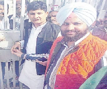 samjhote ke baad khola gate