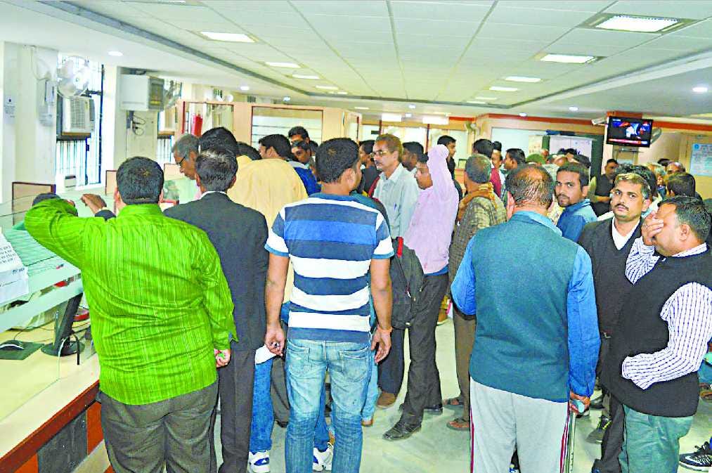 Retain the currency crisis occurred queues in banks