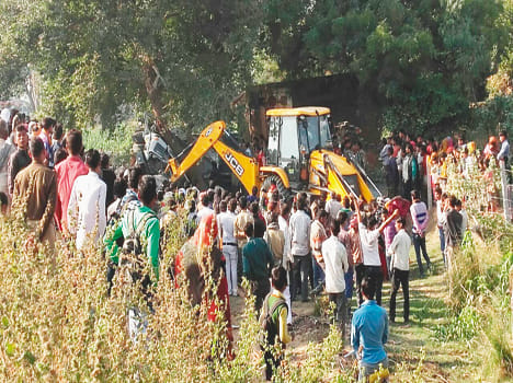 Speeding dumper overturned, driver killed
