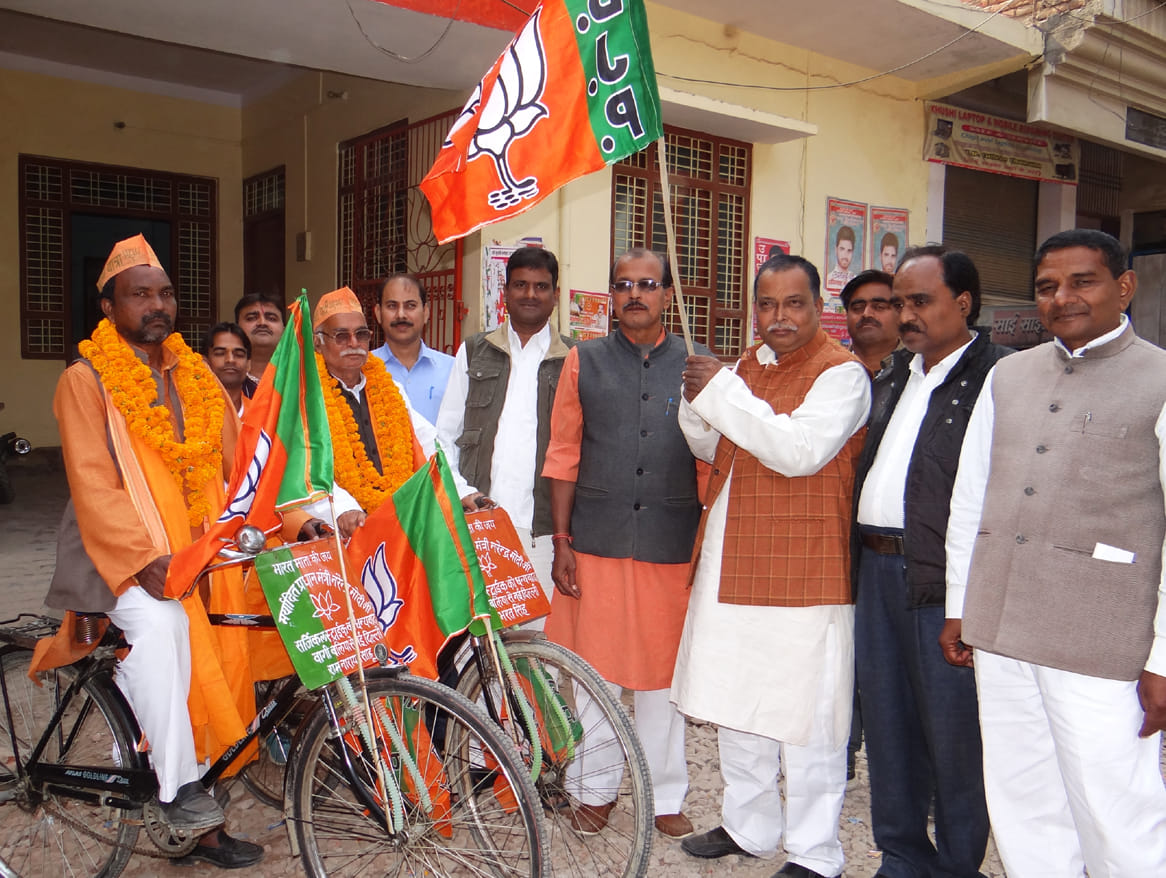 went by bicycle to give thanks modi