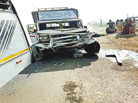 max colltion with private bus, 12 injured