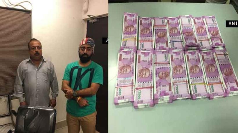 two people arrested in delhi with 27 lakh rupees in new currency